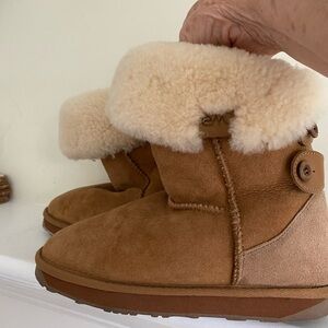 New EMU Australian Women’s Sheepskin Boots  style Alba W10088
Size W5